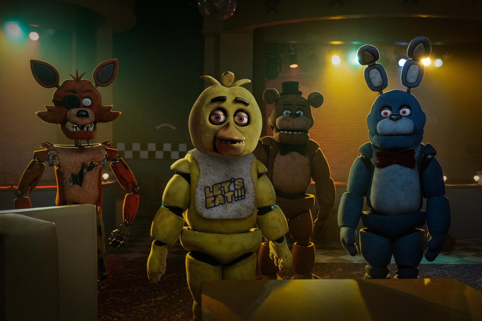 Los animatrónicos en el escenario de la pizzería
